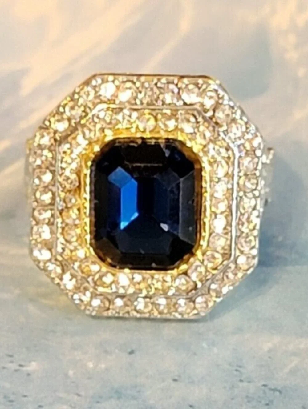 Blue Rhinestone Ring Size 7 Victorian Style Glass Fashion Ring   r-59